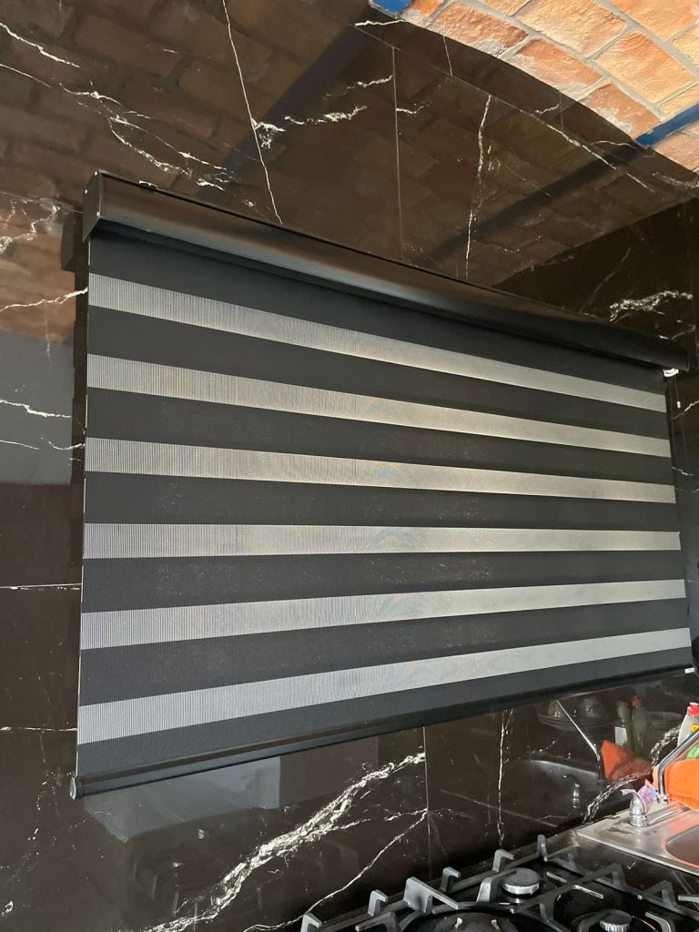 sheer negra fondo piedra